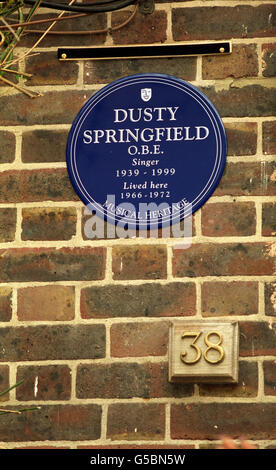 A blue plaque unveiled by the Musical Heritage to Sixties pop star Dusty Springfield at a house in Aubrey Walk, Kensington, London, where the star, who died in March 1999, aged 59, lived in the late 1960s and early 1970s. * The unveiling ceremony was followed by a reception dinner at Grosvenor House in London attended by stars such as Sir Norman Wisdom and Sir John Mills. Stock Photo