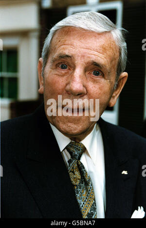 Sir Norman Wisdom outside a house in Aubrey Walk, Kensington, London, where a blue plaque was unveiled by the Musical Heritage to Sixties pop star Dusty Springfield, who died in March 1999, aged 59. Stock Photo