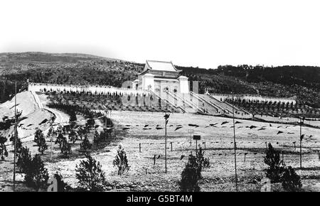 Buildings and Landmarks - Mausoleums - Nanking. The mausoleum of the founder of modern China, Dr Sun Yat-Sen, at Nanking. Stock Photo