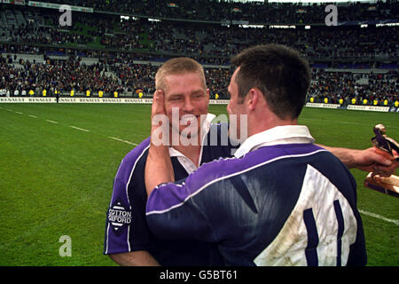 Rugby Union - 1999 Five Nations Championship - France v Scotland - Stade de France. Scotland's man of the match Glenn Metcalfe (l) is congratulated by teammate Kenny Logan (r) after winning the Five Nations Championship. Stock Photo