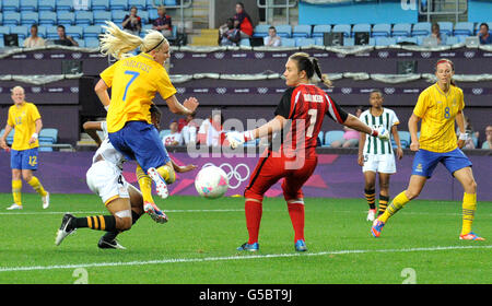 Sweden's Lisa Dahlkvist puts her header past the South African goalkeeper Roxanne Barker but wide of the post during the Sweden v South Africa Womens Football, First Round, Group F match at the City of Coventry Stadium, Coventry. Stock Photo