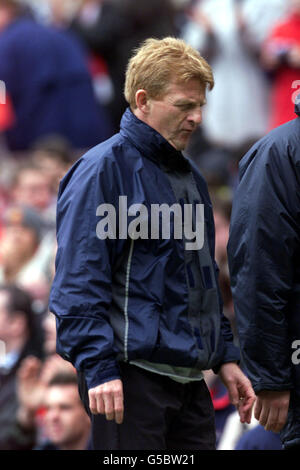 Coventry City manager Gordon Strachan leaves the pitch following his teams 4 - 2 defeat to Manchester United in the FA Carling Premiership game at Old Trafford, Manchester. Stock Photo