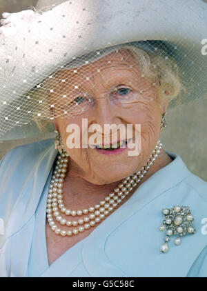 Queen Elizabeth The Queen Mother arrives at St. Martin-in-the-Field in London for a service of remembrance and re-dedication for the Victoria Cross and George Cross Association. 13/06/2001 The Queen Mother was due to take a trip down memory lane today as she opened a memorial garden. The 100-year-old royal was due to visit Tower Hamlets, scene of many wartime visits with her husband, King George. During the public engagement, she was due to unveil a memorial garden on the Barkantine Estate, Isle of Dogs, in honour of the people who have lived and worked there. Stock Photo