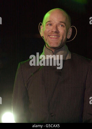 Michael Stipe, lead singer of the pop group REM, performing on stage at the South Africa Freedom Day concert in Trafalgar Square, London, which was attended by the country's former President Nelson Mandela. Stock Photo