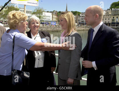 Conservative Party leader William Hague and his wife Ffion (centre) speak to party supporters on the Torquay harbour front, during the latest leg of his general election campaign tour in the run up to the vote on June 7th 2001. Stock Photo