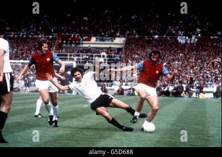 Soccer - FA Cup Final - West Ham United v Fulham. Tommy Taylor and Billy Bonds both West Ham United, Surround John Lacy of Fulham Stock Photo