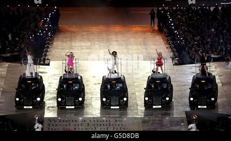 The Spice Girls Melanie Chisholm, Emma Bunton, Melanie Brown, Geri Halliwell, Victoria Beckham perform during the London Olympic Games 2012 Closing Ceremony at the Olympic Stadium, London. RESS ASSOCIATION Photo. Picture date: Sunday August 12, 2012. See PA story Olympics . Photo credit should read: David Davies/PA Wire. Stock Photo