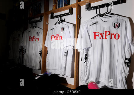 Soccer - Pre Season Friendly - Fulham v Charlton Athletic - Craven Cottage. General view of Fulham shirts hanging in the dressing room Stock Photo