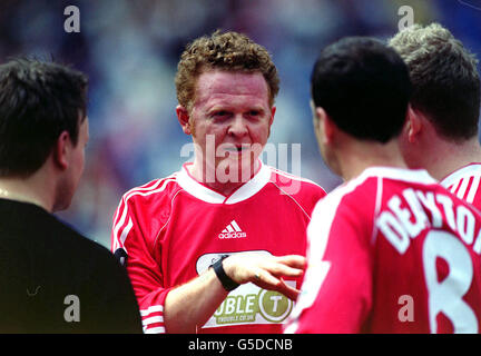 Mick Hucknall, lead singer of pop group Simply Red, in action during the Music Industry Soccer Six 2001 celebrity football tournament, held at Chelsea FC's Stamford Bridge ground, in west London. Stock Photo