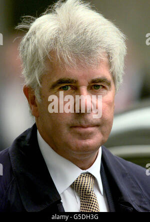 Publisist Max Cifford arrives at the Old Bailey, London, to give evidence in the trial of Lord Archer. Lord Archer, the best-selling novelist and former deputy chairman of the Conservative Party, denies perverting the course of justice. He also denies perjury and using a diary as a false instrument in connection with his 1987 libel case against a newspaper. Stock Photo