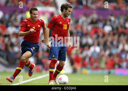 London Olympic Games - Day 5. Spain's Juan Mata (right) combines with team-mate Cesar Azpilicueta Stock Photo