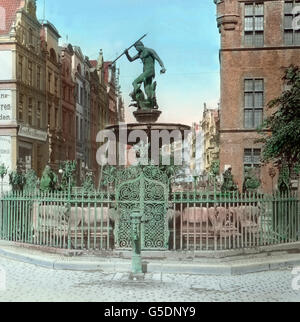 In der Mitte des Marktplatzes vor dem Artushof steht, von einem schmucken Eisengitter umgeben, der schöne Neptunbrunnen aufgerichtet, ein tüchtiges Werk von Abraham v.d. Blocke aus dem Jahre 1683. Gdansk, Poland, Former eastern territories of Germany, West Prussia, Europe, travel, 1910s, 1920s, 20th century, archive, Carl Simon, history, historical, city, square, fountain, god, allegory, Neptune, fence, houses, inner city Stock Photo