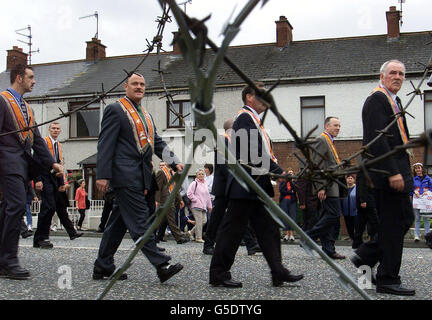 Portadown Orangemen walk past razor wire protecting a Catholic church on the way to their service at Drumcree. The Orangemen were stopped today by the security forces after their church service, their homeward bound parade was banned by the Parades Commission. * from parading along the Nationalist Garvaghy road. Stock Photo