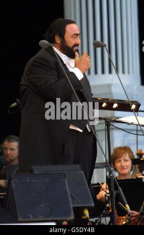 London Pavarotti concert. Italian tenor Luciano Pavarotti on stage at Picnic with Pavarotti, in London's Hyde Park. Stock Photo