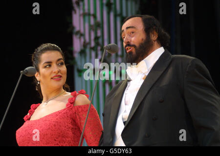 Italian tenor Luciano Pavarotti on stage with Soprano Annalisa Raspagliosi at Picnic with Pavarotti, in London's Hyde Park. Stock Photo