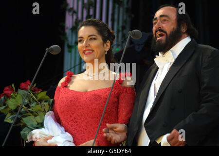 Italian tenor Luciano Pavarotti on stage with Soprano Annalisa Raspagliosi at Picnic with Pavarotti, in London's Hyde Park. Stock Photo