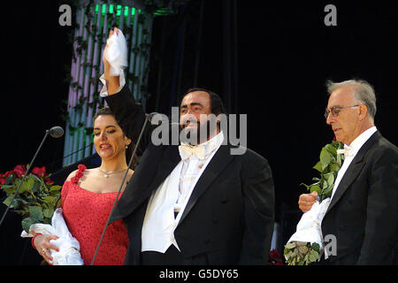 Italian tenor Luciano Pavarotti on stage with Soprano Annalisa Raspagliosi at Picnic with Pavarotti, in London's Hyde Park. Stock Photo