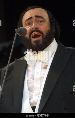 London Pavarotti Hyde Park. Italian tenor Luciano Pavarotti on stage at Picnic with Pavarotti, in London's Hyde Park. Stock Photo