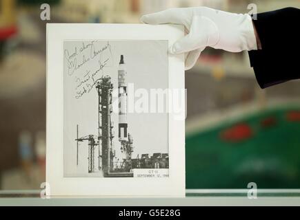 Jonathan Riley of Grand Auctions in Folkestone, Kent, holds a photograph of the Gemini 11 lift-off in 1966, piloted by astronauts Charles 'Pete'' Conrad and Richard Gordon, which is included in an auction of space memorabilia that was collected by Nasa technician Bob Harvey, who was killed while fuelling a Titan rocket. Stock Photo