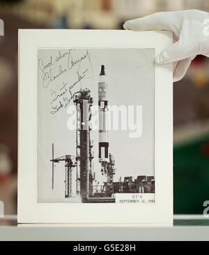 Jonathan Riley of Grand Auctions in Folkestone, Kent, holds a photograph of the Gemini 11 lift-off in 1966, piloted by astronauts Charles 'Pete'' Conrad and Richard Gordon, which is included in an auction of space memorabilia that was collected by Nasa technician Bob Harvey, who was killed while fuelling a Titan rocket. Stock Photo