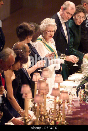 Britain's Queen Elizabeth II (3rd right) welcomes South African President Thabo Mbeki (4th right) to a state banquet in St George's Hall at Windsor Castle, Berkshire, during his state visit to Britain. * The President and his wife are on a four day trip which will include visits to London and Scotland where he will address the Scottish Parliament. Stock Photo