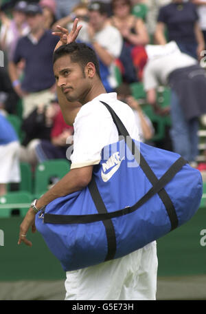 NO COMMERCIAL USE : Great Britain's Arvind Parmar waves to the crowd after being beaten by Russia's Yevgeny Kafelnikov in their Second Round of the 2001 Lawn Tennis Championships at Wimbledon, London. Stock Photo