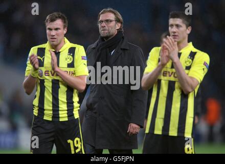 Borussia Dortmund's Robert Lewandowski (right) and Kevin Grosskreutz applaud the fans after the final whistle as Borussia Dortmund manager Jurgen Klopp (centre) looks on Stock Photo