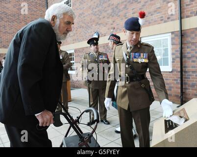 Sergeant William Speakman-Pitt holder of the the Victoria Cross medal awarded after the Korean War is shown a plaque by Lieutenant Colonel Peter Stitt as an accommodation barracks is named after him at Catterick Garrison, North Yorkshire. Stock Photo