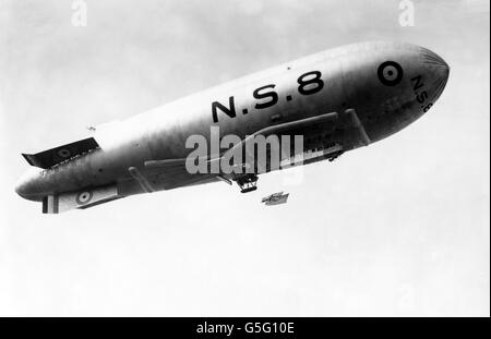 World War One - Royal Naval Air Service - British non-rigid airship - N.S.8 - baseball fans - Chelsea Stock Photo