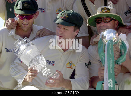 Australia's Adam Gilchrist (left), Steve Waugh, & Shane Warne (right) with their glass replica of the Ashes & nPower trophies, on the fifth and final day of the Fifth nPower Test against England at The Oval, London. * Australia won the match by an innings & 25 runs and took the series 4-1. Stock Photo