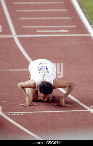 10000m men; SALVATORE ANTIBO, ITALY gold medalist kisses track Z4 Stock Photo