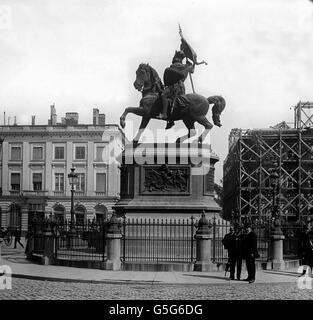 Das Denkmal für Gottfried von Bouillon in Brüssel. The monument of Godefroy de Bouillon or Godefroid de Bouillon in the city of Brussels. Europe, Belgium, travel, history, historical, 1910s, 1920s, 20th century, archive, Carl Simon, city, capital, monument, rider, riding, horse, knight, First Crusade, crusader, people, men, glass slide Stock Photo