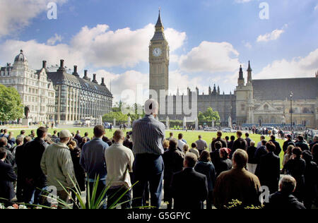 Members of the public in Parliament Square, central London as Big Ben strikes eleven o'clock, during a three minute silence to remember those who died in the terrorist attacks on America on 11/09/01. *... Britain's Queen Elizabeth II was expected to lead the nation's tributes to those who died, at a special service at St Paul's Cathedral. Stock Photo