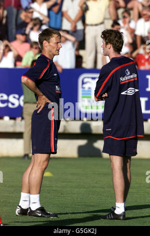 Englands Teddy Sheringham (left) and Steve McManaman (right) share thoughts in the training camp at La Manga. Stock Photo