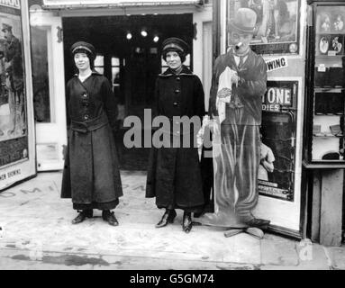 World War One - Women commissionaires - Charing Cross Picture Palace - London Stock Photo