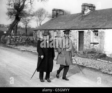 David Lloyd George visits his birthplace Criccieth, accompanied by his son Richard Lloyd George. Stock Photo