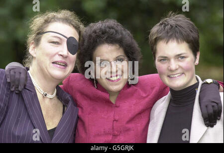 Pam Warren, a survivor of the Paddington train crash in October 1999, from Reading (C) alongside award winners Marie Colvin the Sunday Times correspondent (L) and professional yachtswoman Ellen MacArthur, during the 'Women of the year Lunch 2001' at the Savoy. *... Hotel in London. Stock Photo