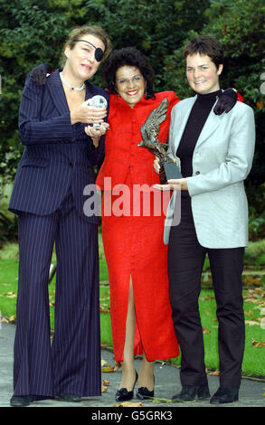 Pam Warren, a survivor of the Paddington train crash in October 1999, from Reading (C) alongside award winners Marie Colvin the Sunday Times correspondent (L) and professional yachtswoman Ellen MacArthur, during the 'Women of the year Lunch 2001'. * at the Savoy Hotel in London. Stock Photo