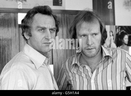 THE SWEENEY 1974: Giving a preview of Thames TV's new series - The Sweeney - are John Thaw (left) and Dennis Waterman who play Det. Inspector Jack Regan and his partner, Det. Sergeant George Carter. The 13 week series is based on the work of the elite band of Metropolitan policemen. 21/02/02: John Thaw (left) and co-star Dennis Waterman in the Thames TV's series - The Sweeney - who play Det. Inspector Jack Regan (Thaw) and his partner, Det. Sergeant George Carter.: Actor John Thaw, 60, star of Inspector Morse and The Sweeney, died at home this afternoon his family said. Stock Photo