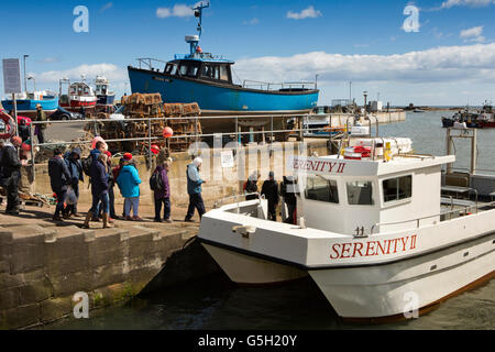 serenity-farne-islands-boat-trips-pleasure-craft-leaving-the-harbour-at