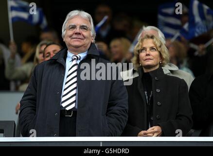 Everton chairman Bill Kenwright and girlfriend Jenny Seagrove Stock ...