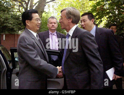 Vice President of the people's Republic of China, Mr Hu Jintao is greeted by Sir Richard Sykes Rector of the Imperial College of London October 30 2001. Stock Photo