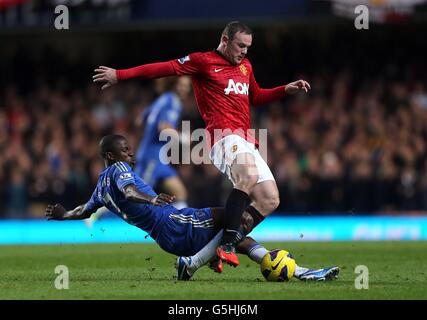 Soccer - Barclays Premier League - Chelsea v Manchester United - Stamford Bridge. Manchester United's Wayne Rooney (right) and Chelsea's Nascimento Ramires battle for the ball Stock Photo