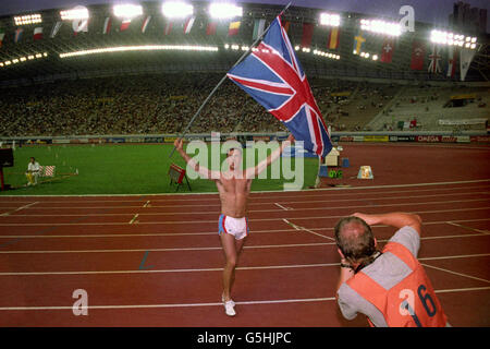 TOM MCKEAN, 800M FINAL FLAG WAVING AFTER HE WINS GOLD AT THE EUROPEAN ATHLETICS CHAMPIONSHIPS AT SPLIT, YUGOSLAVIA, 1990. Stock Photo