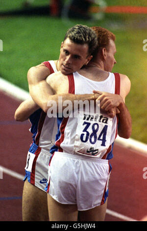 TOM MCKEAN HUGS DAVID SHARPE AFTER THEY WON GOLD AND SILVER IN THE 800M FINAL AT THE EUROPEAN ATHLETICS CHAMPIONSHIPS AT SPLIT, YUGOSLAVIA, 1990. Stock Photo