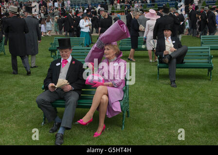 Mrs Florence Claridge and Mr Edward Claridge wearing a huge homemade Ascot hat for Ladies Day at Royal Ascot Berkshire UK 2006  2000s  HOMER SYKES Stock Photo