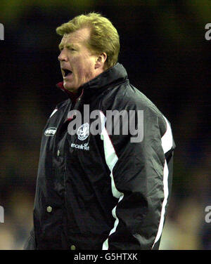 Middlesbrough's manager Steve McClaren during the FA Barclaycard Premiership clash between Leicester City v Middlesbrough at Filbert Street, Leicester. PHOTO RUI VIEIRA. . *30/10/01 Steve McClaren during the FA Barclaycard Premiership clash between Leicester City v Middlesbrough at Filbert Street, Leicester. Middlesbrough boss Steve McClaren believes his players are starting to find the mean streak which will propel them up the Premiership table. Stock Photo