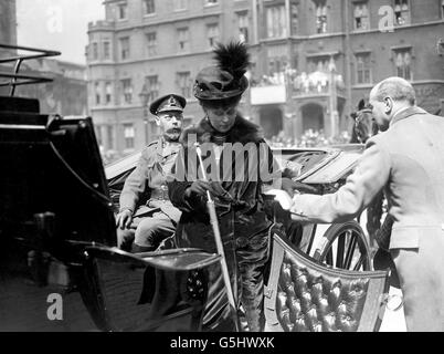 King George V and Queen Mary arrive at Westminster Abbey for an Anzac Day ceremony. Stock Photo