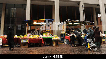 General view of Surrey Street Market in Croydon, Greater London. Croydon is one of twelve 'Portas Pilot' towns picked by Grant Schapps MP to receive help from retail guru Mary Portas to revitalise the area. Stock Photo