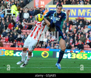 Soccer - Barclays Premier League - Stoke City v Sunderland - Britannia Stadium. Stoke City's Michael Owen (left) is beaten to the ball by Sunderland's Carlos Cuellar Stock Photo